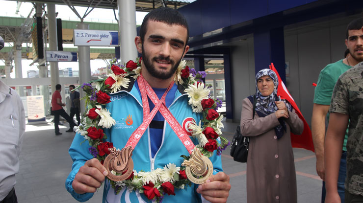 Başarılı sporcu Konya'ya iki madalya getirdi
