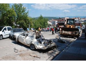 Tır dorsesinden düşen kepçe 6 aracı hurdaya çevirdi