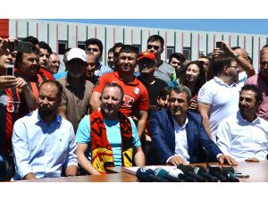 Sergen Yalçın, Eskişehirspor'la sözleşme imzaladı