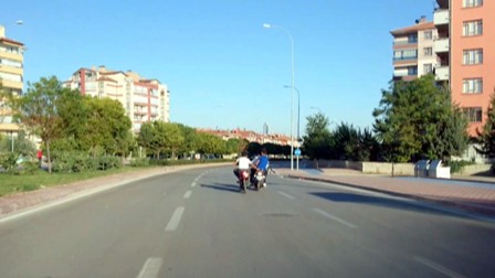 El ele tutuşarak 60 kilometre hız yapıp fotoğraf çekildiler