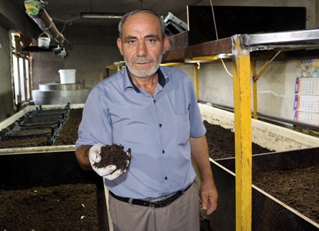 Elde ettiği solucan gübresiyle toprağın verimini arttırıyor