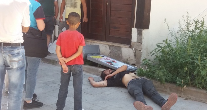 Madde krizine girip bayılan genci çocuklar endişeli gözlerle izledi