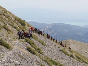 Doğaseverler Karagöl'e tırmandı