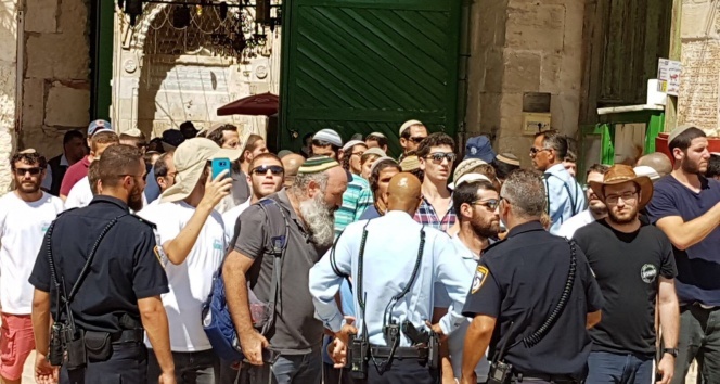 Onlarca Yahudi yerleşimci Mescid-i Aksa'ya girdi