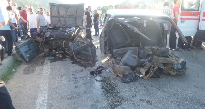 Kazada otomobil ikiye bölündü: 4 yaralı