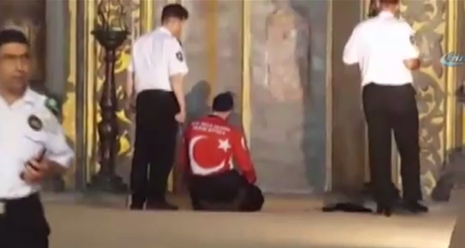 Ayasofya'nın içinde aniden namaza durdular