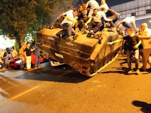 "Batı'nın tutumu ve bazı siyasi söylemler, darbecilere moral oldu"