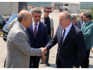 Bakan Özlü ve Arslan işçilerle yemek yedi