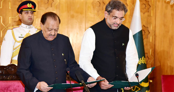 Pakistan'ın yeni Başbakanı Abbasi, Navaz Şerif’le görüştü