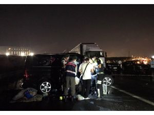 GÜNCELLEME Karşı yöne geçen tır dört araca çarptı: 6 ölü, 3 yaralı