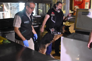 Uyuşturucu aranan kafede 2 tabanca ve 400 mermi bulundu