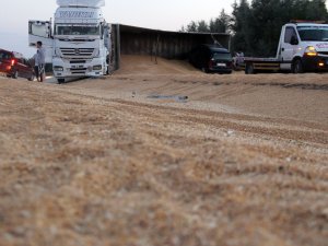 Otomobil devrilen tırın dorsesine girdi
