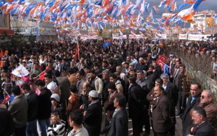 Partiler meydanlara iniyor