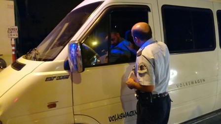 Direksiyon başında sızan sürücüyü polis güçlükle uyandırdı