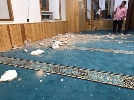 Konya'da caminin tavan sıvası çöktü