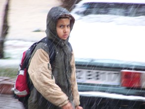 Leylekleri kar yağışı karşıladı