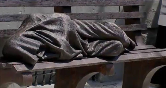 ABD'de yapılan evsiz adam heykeli tartışmalara yol açtı