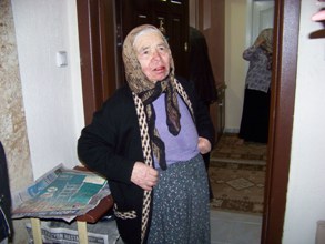 Yaşlı kadının bileziğini gasp ettiler