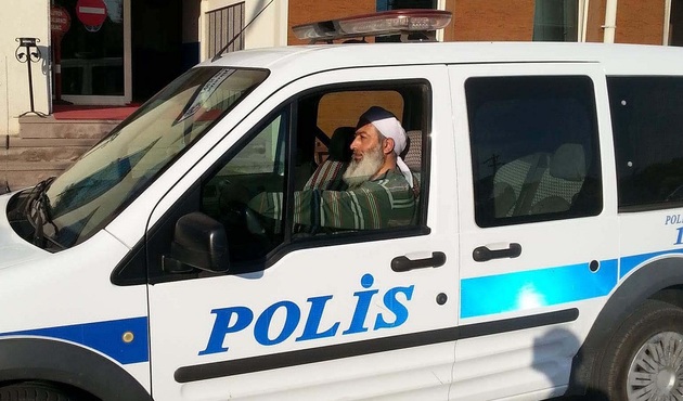 Çanakkale'de sarıklı-sakallı polis şaşkınlığı!