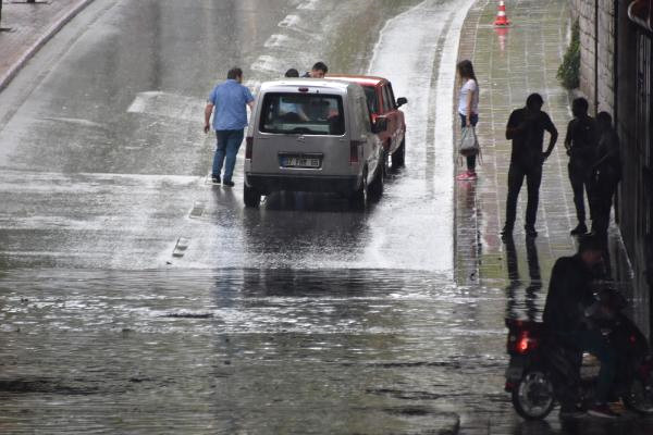 Konya'da akaryakıt istasyonunu sel bastı