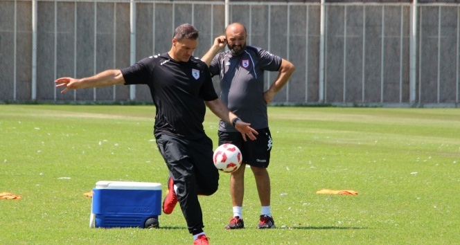Alpay Özalan ilk maça dikkat çekti, taraftara mesaj verdi