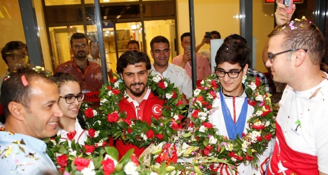 Dünya şampiyonu Muhammet Emin Bay'a havalimanında davullu zurnalı karşılama