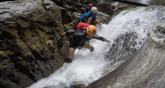40 derece sıcaktan kaçıp kendilerini şelaleye