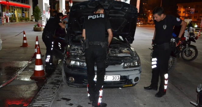 Polisler şüphelendikleri otomobilden uyuşturucu madde ele geçirdi