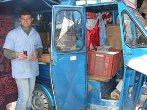 Üç tekerliyle çaycılık yapıyor