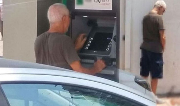 Ünlü şarkıcı Bodrum'da banka duvarına işedi! / VİDEO