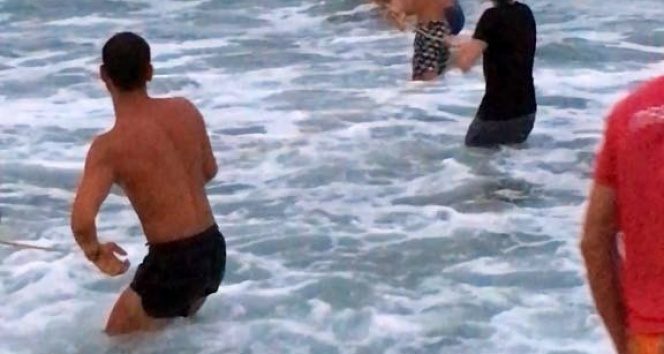 Yasağa rağmen dalgalı denize giren 5 genç son anda kurtarıldı