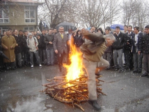 Ateşe düşmekten son anda kurtuldu