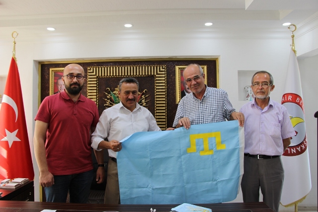 Tutal'a Kırım Bayrağı Hediye Edildi