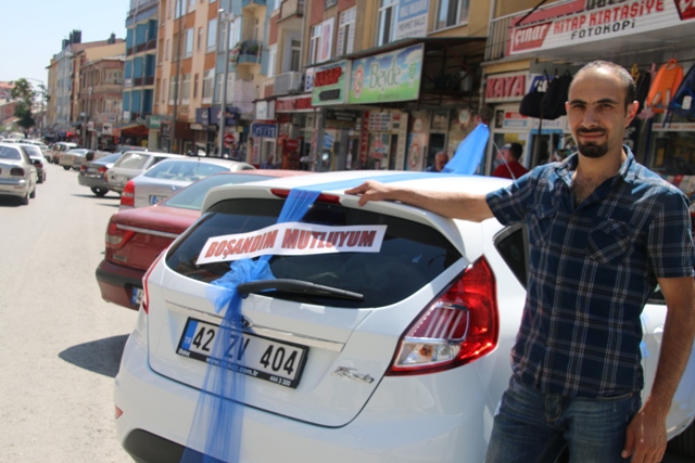 Boşanmasını aracını süsleyerek kutladı