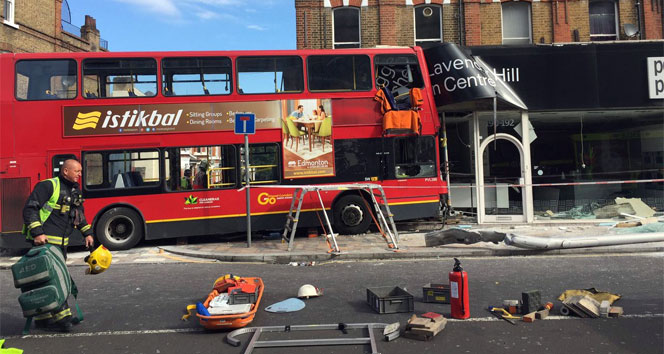 Londra’da yolcu otobüsü mağazaya girdi