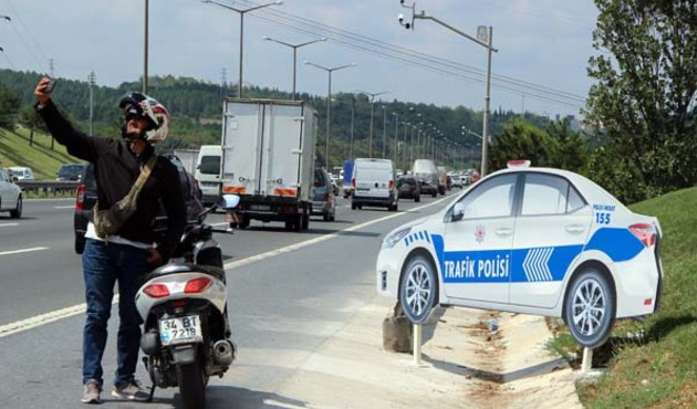 TEM'deki maket polis otosu sürücüleri şaşırttı!