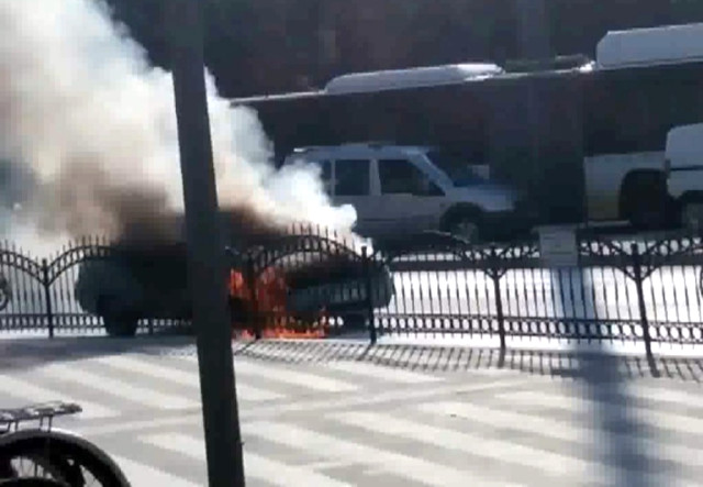 Kırmızı Işıkta Bekleyen Otomobil Alev Alev Yandı