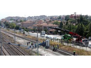 GÜNCELLEME 2 - Kocaeli'de YHT hattına iş makinesi devrildi