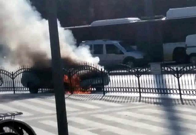 Işıkta beklerken alev aldı