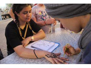 Turistlerin gözdesi Hint kınasıyla dövme