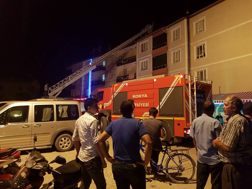 Şehrin ortasına düşen yıldırım korkuttu!
