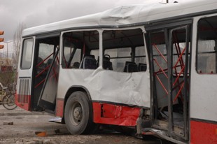 Belediye otobüsü kaza yaptı