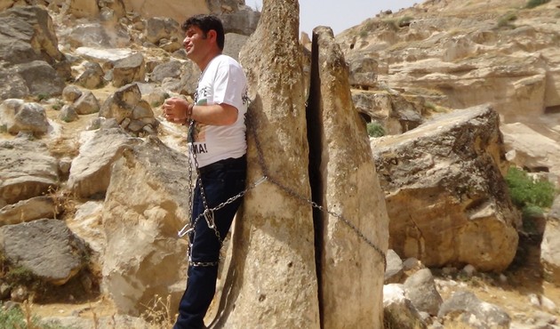 HDP'li milletvekili kendisini kayaya zincirledi! / VİDEO