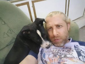 Bahçedeki köpeği önce sevdi, sonra çaldı