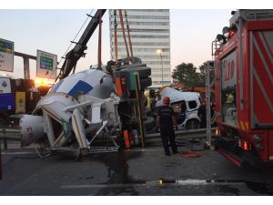 GÜNCELLEME - Göztepe'de beton mikseri köprüden aracın üzerine düştü