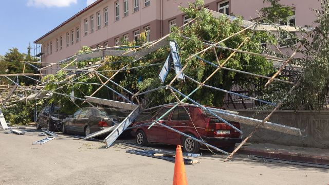 Konya'da inşaat iskelesi çöktü