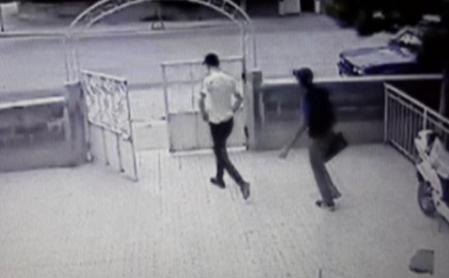 Akü hırsızları güvenlik kamerasına yakalandı