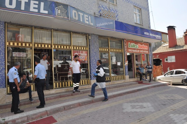 Otel odasında ölü bulundu