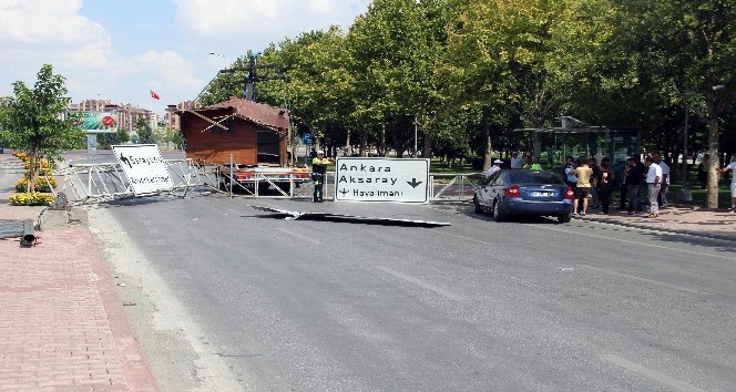 Kulübe yüklü vincin devirdiği tabela direği faciaya yol açıyordu