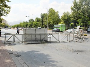 Kulübe yüklü vinc tabelaya takıldı!